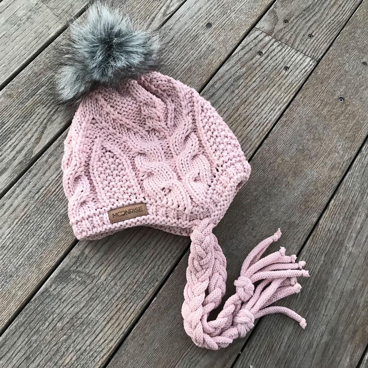 Zimná pletená podšitá čiapka so šnúrkami - vrkoče púdrovo-ružová