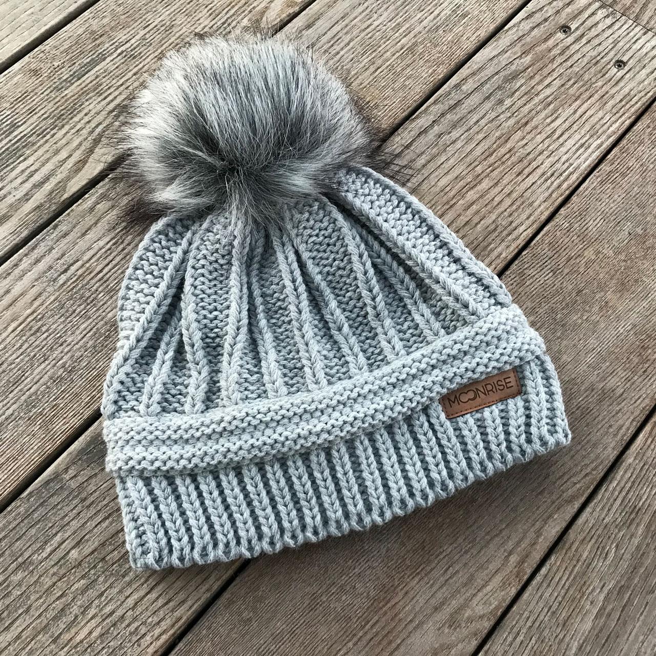 Zimná pletená podšitá čiapka - stripes sivý melír